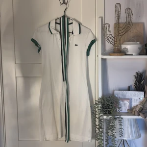 Vintage golf klänning från lacoste - Vit kortärmad golf klänning från Lacoste. Köpt i Paris på tidigt 2000 tal, men varit väl förvarad så den har knappt tecken på användning! Det ingår ett skärp💕