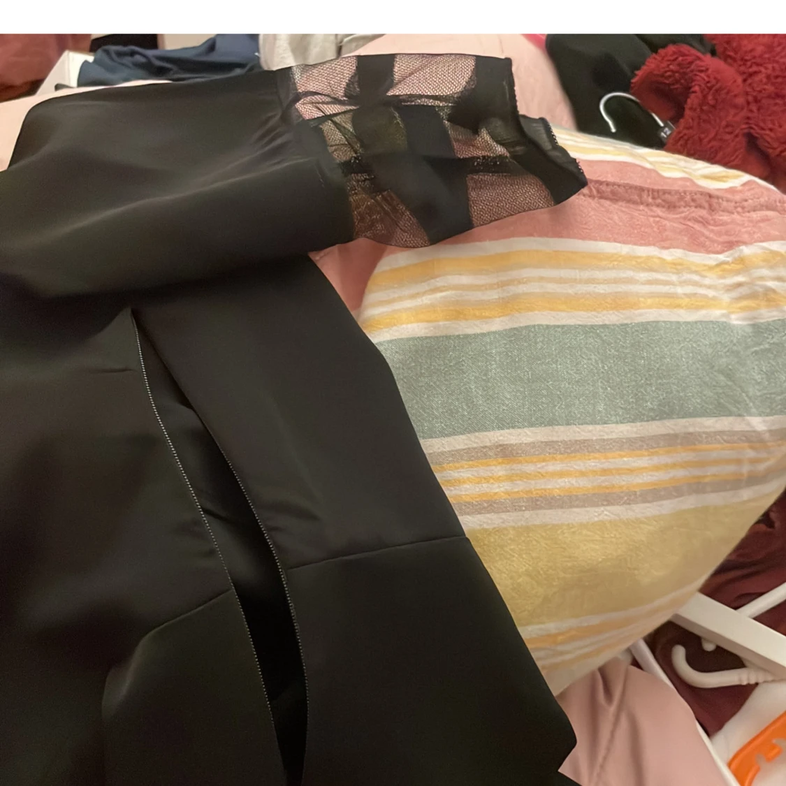 Svart klänning med transparenta detaljer - 2