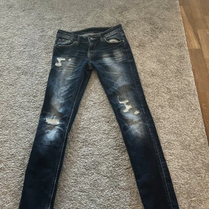 Nudie Jeans - Hej, säljer mina Nudie Jeans pga jag har växt ur dom och använder dom inte! W27 L33. (OBS längden måste vara felaktig eftersom använt dom medans jag var 165-168 så skulle gissa på att längden är ca 30.) Skicket är bra och inga märkvärdiga defekter! Tveka inte att skriva om du funderar över något. Mvh, Theo.