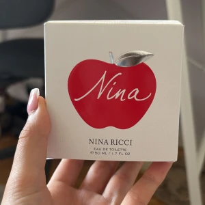 Nina Ricci Nina Eau de Toilette 50ml - Säljer en nina ricci parfym som aldrig varit använd. Köpt i Paris💕 50ml och doftar väldigt gott!