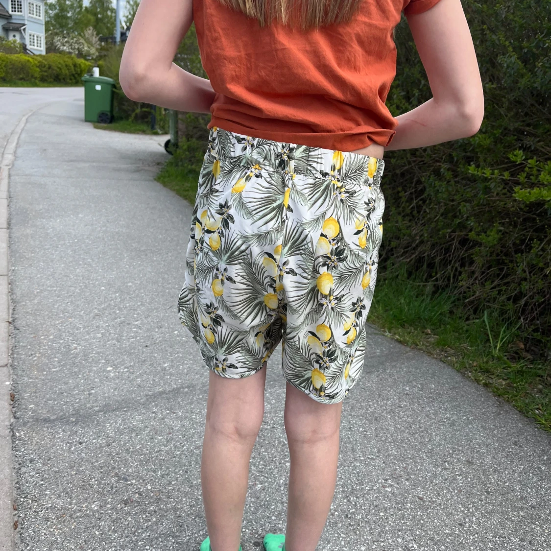 Vita shorts med citronmönster från Name It - 1