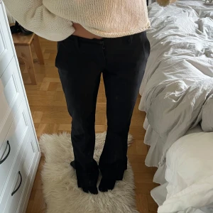 Svarta lågmidjade kostymbyxor med bootcut från bikbok - Supersnygga lågmidjade kostymbyxor med bootcut och slits. Sitter sååå snyggt😍😍