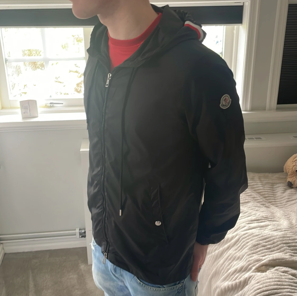 Svart vindjacka med huva från Moncler - 4