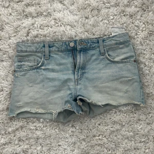 Ljusblå jeansshorts från Zara!❤️ - Säljer ett par ljusblå jeansshorts med fransiga kanter. Använda bra skick! Kom på dm om du är seriöst intresserad❤️❤️