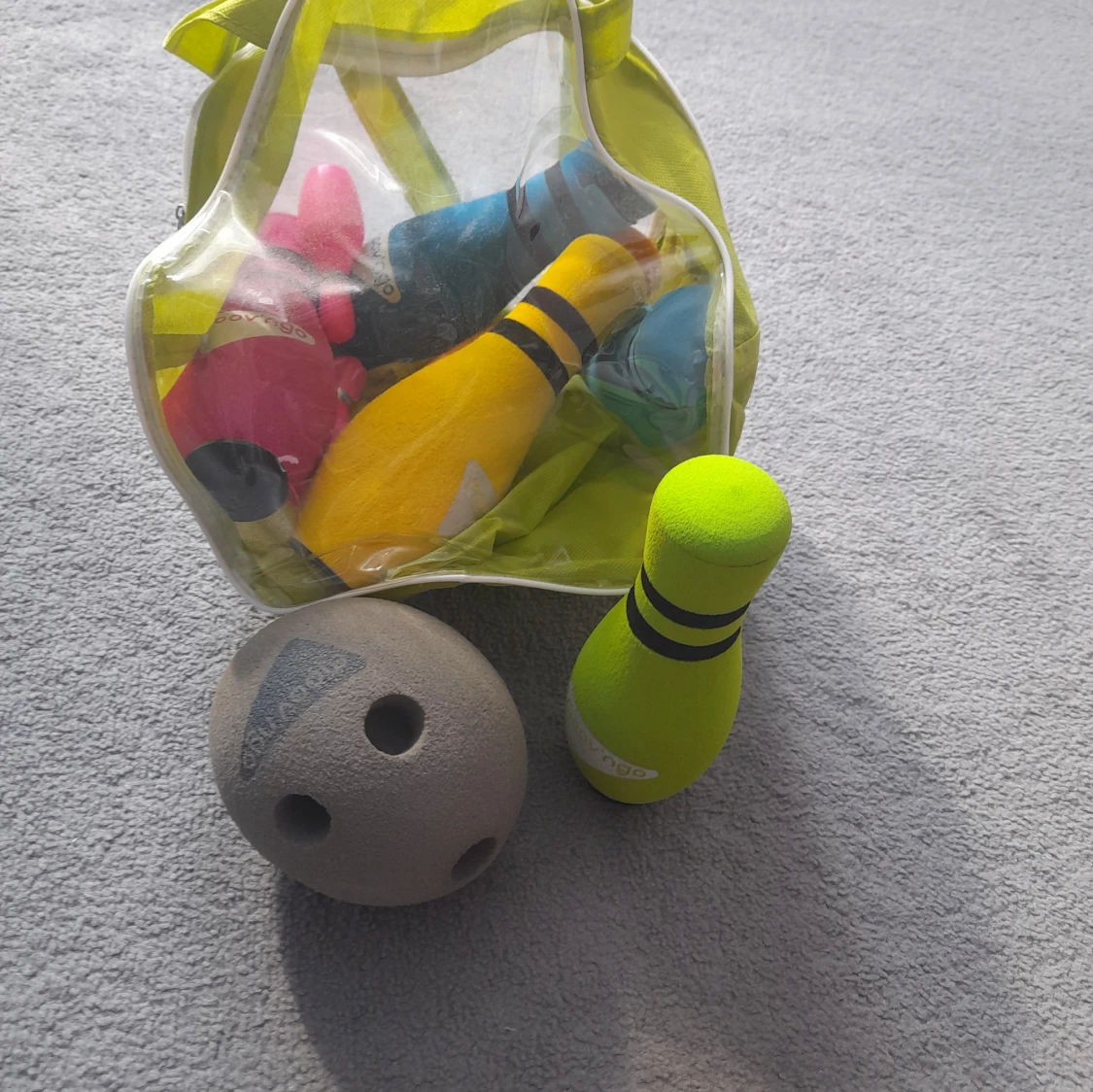 Transparent och gul bowlingväska med leksaksbowling