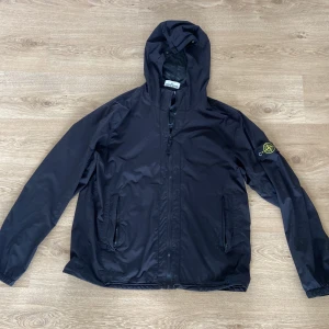 Stone island lamy cover stampato  - Jag säljer denna vindjackan nu. Den är i storlek XL men passar L.