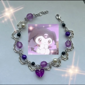 Armband inspirerat av Kuromi - Handgjort armband inspirerat av Kuromi💜🖤