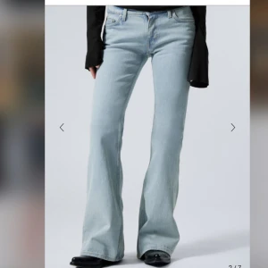 Ljusblå bootcut jeans - Säljer ett par ljusblå bootcut jeans i modellen Flame low från Weekday! Aldrig använda! Färgen heter snowblue! Nypris 590kr