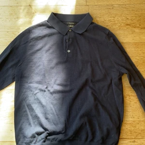 Mörkblå tröja i merinoull från Massimo Dutti - Säljer en klassisk mörkblå pikétröja från Massimo Dutti i mjuk merinoull. Privat vid fler frågor! 