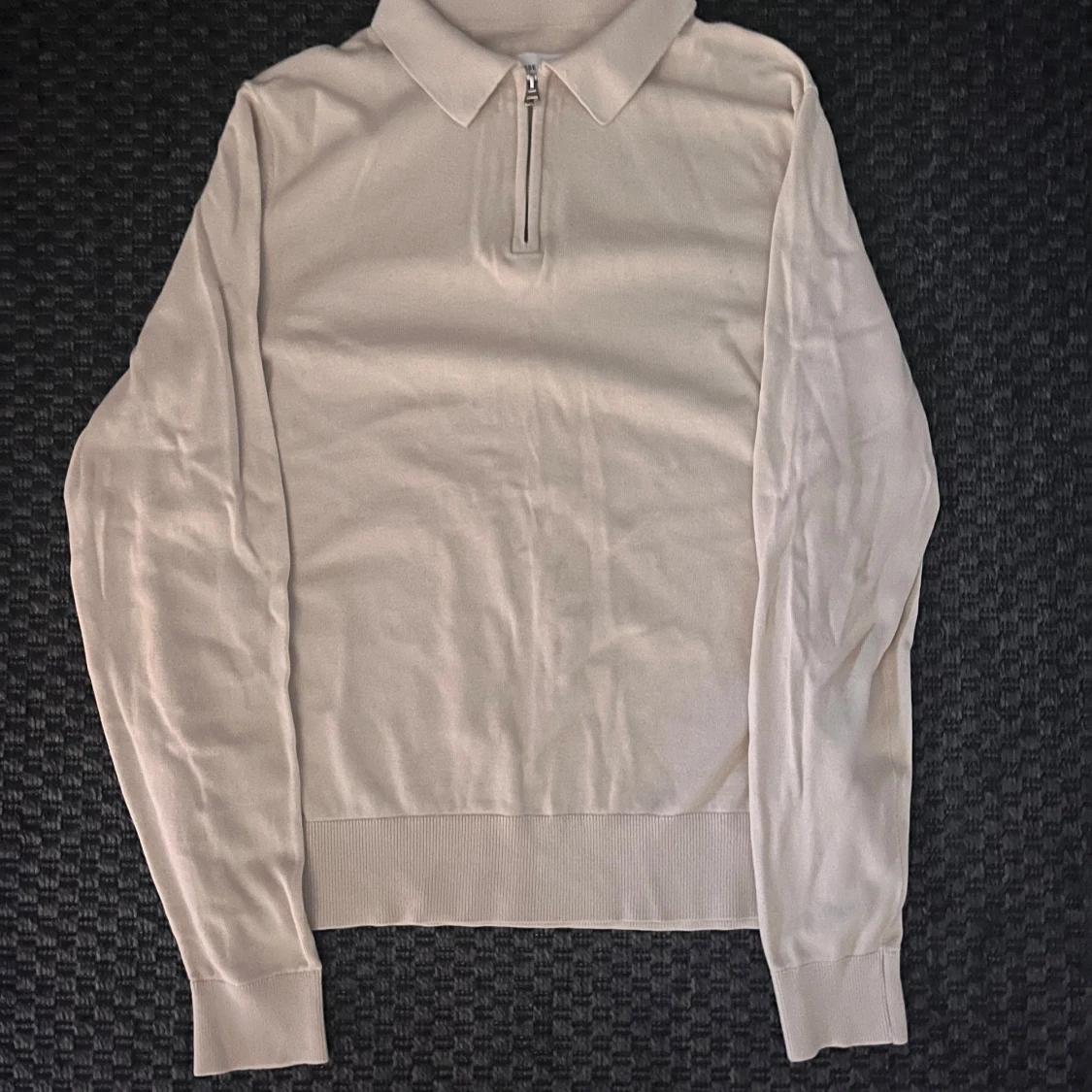 Beige långärmad tröja med dragkedja från These Glory Days