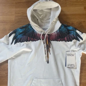 Marcelo Burlon Hoodie  - Bra skick, inga tecken på användning✅ Säljer då jag inte använder den längre, Storlek XS och den är äkta👍