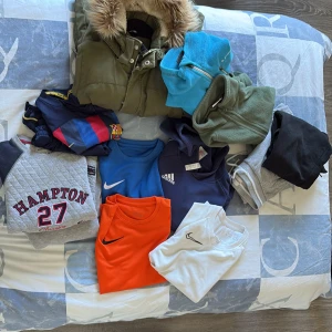 Pack kläder  - Säljer ett pack kläder med märken som Nike, adidas, Everest, NASA och mer storlekar är till 122-128 passar till 7 åringar
