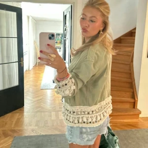 Grön jacka från Zara - Säljer en ljusgrön jacka från Zara med virkade detaljer vid ärmslut och nederkant. Bra skick! Lägger upp igen för att lägga till egna bilder! 🫰