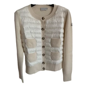 Moncler cardigan - Hej! Letar efter någon som vill byta mot en svart cardigan(dragkjedja) mot min här! Den är i nyskick men kan även tänka mig att sälja för bra pris. Köpt på vestiare collective💕💕skriv för frågor 