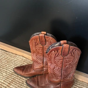 Vintage cowboyboots - Vintage cowboyboots, köpta för ca 1 år sedan och inlämnade hos skomakare nyligen för att limma om sulan. Lite slitna (se mindre fläckar på tårna och slitningar på klacken) men annars i gott skick.