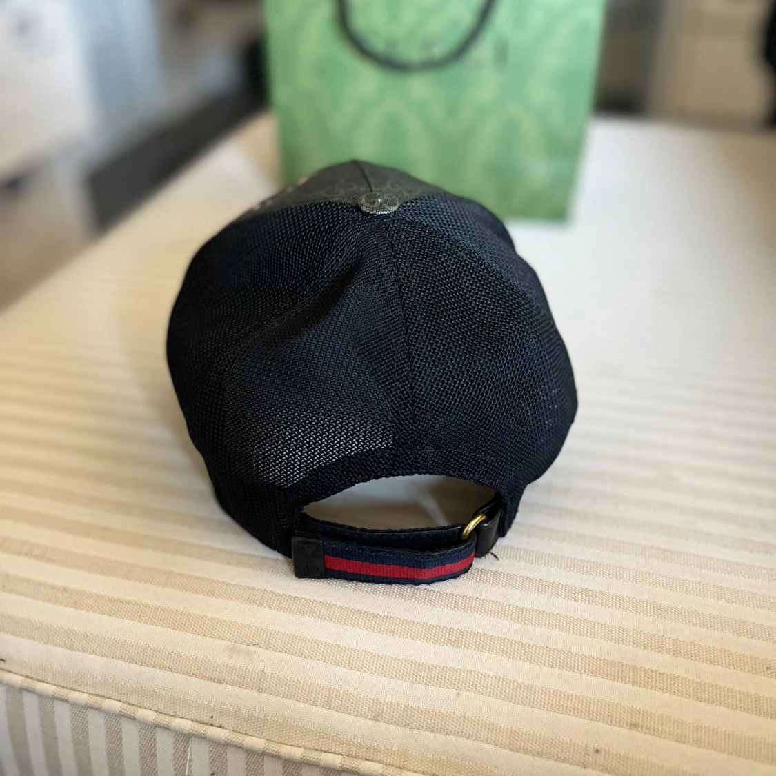 Svart keps från Gucci med orm-motiv - 1