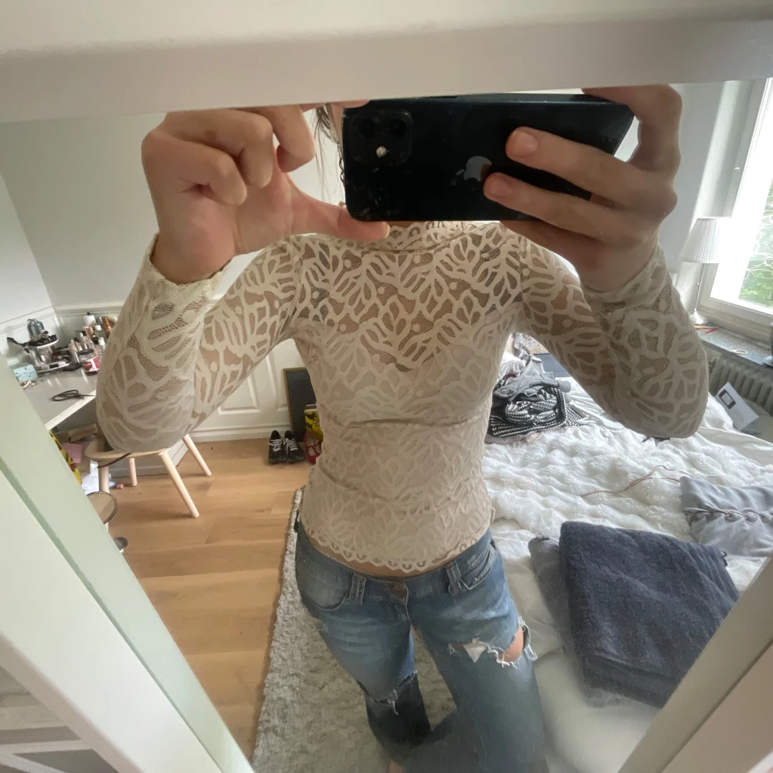 Beige spetsblus med mönster - 1