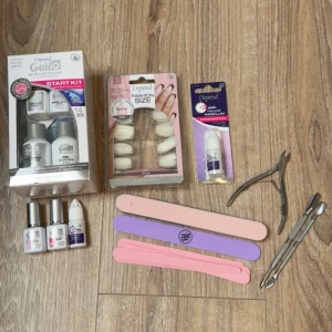 depend gel iq kit och annat - Säljer ett Depend Gelia gelkit med tillhörande gelpolish, lösnaglar, nagellim, nagelklippare, nagelbandspusher och flera nagelfilar i rosa och lila. Perfekt för att fixa snygga naglar hemma med både gel och lösnaglar. vissa saker använda fåtal gånger.