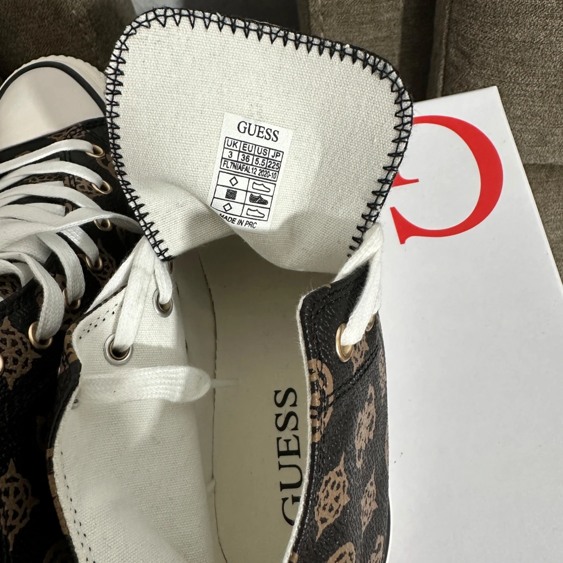 Svarta sneakers med mönster från Guess - 4