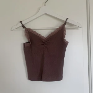 Brun ribbad linne med spets - Använd max 5 gånger. 