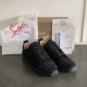 Christian Louboutin  - Loubs för ett billigt pris! Ta chansen och nöj dig med de hetaste skorna just nu.