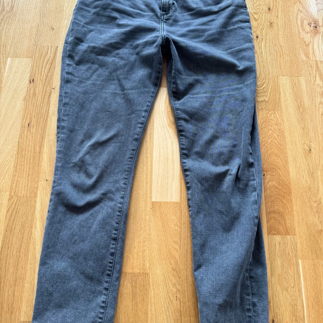 Grå jeans från Neuw, modell Lola - 1
