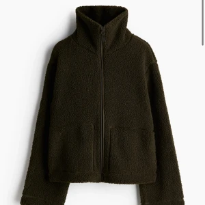 Mörkgrön teddyjacka - Säljer denna mörkgröna jacka som knappt är använd 💚