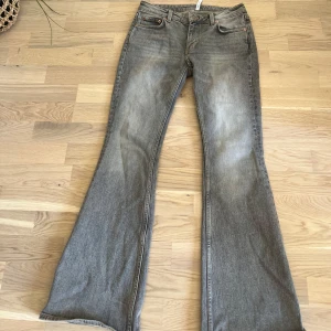 Grå bootcut jeans  - Säljer ett par grå bootcut jeans från Weekday. I modellen flare, medel till låg midja 💕Mycket bra skick, endast använda en gång 🌟