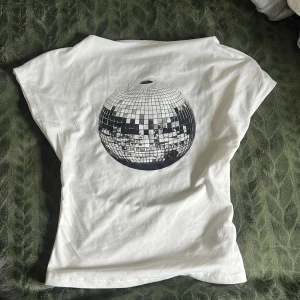 Öppen t-shirt - En jätte fin testad T-shirt från Shein är i jätte bra sick med en disco kula i fram storlek xs 