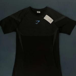 Onyx v5 short sleeve  - Helt ny gymshark onyx v5 short sleeve i storlek M   Denna edition är limiterad vilket betyder inte alla kan köpa den och då onyx v5 med blå logo är svårast att få tag på så säljer folk exakt sånna   för 3-5 tusen på eBay  2500 är rimligt pris om man utgår från hur mycket dem andra säljer sånna för.  Vill man ha den är det bara kontakta.  Svarar inte på skambud 
