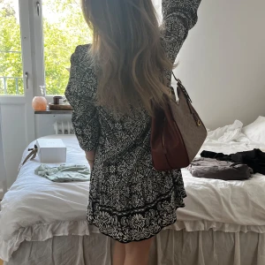 Sommarkläning - Säljer en söt Zara kläning med prislapp helt ny. Storlek xs men lite stor i storlek ( S) 