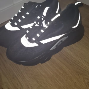 B22 - Dior b22 sneakers riktigt snygga med reflex