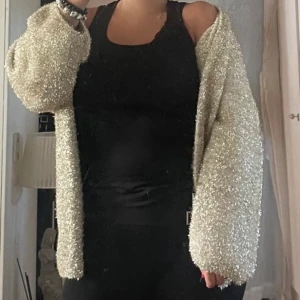 Jättefin Guld/beige kofta som ny - Jättefin kofta guld/beige från H&M som ny finare än på bild