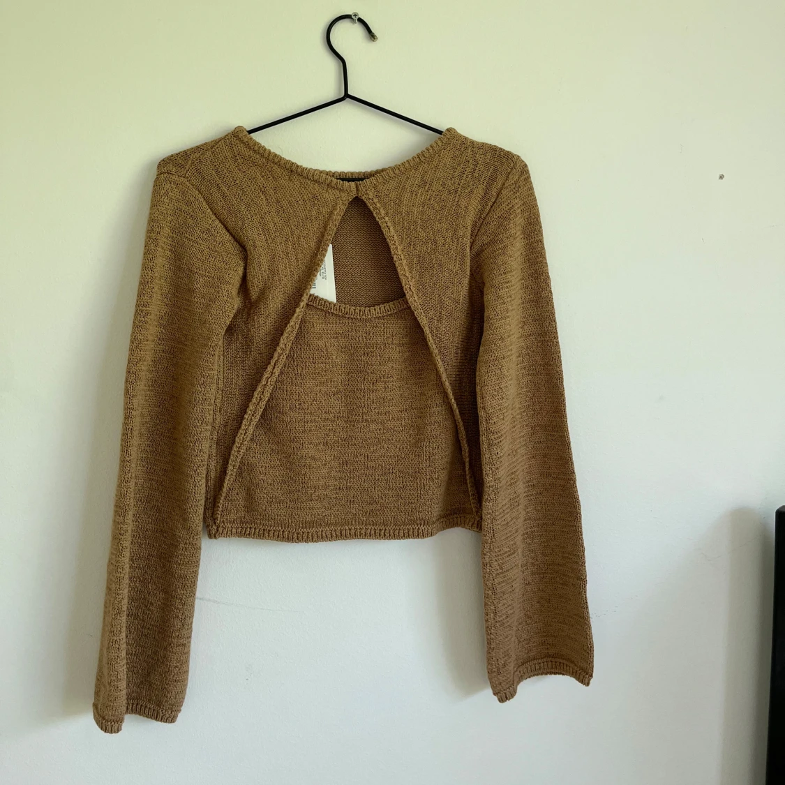 Beige/brun stickad tröja med öppen rygg  - 1