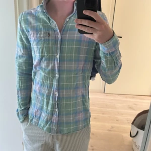 Rutig skjorta från Lexington, S - Pastellgrön och ljusblå rutig skjorta från Lexington. Tillverkad i mjukt bomullstyg, perfekt för en chill och stilren look. Pris kan sänks vid snabbaffär.