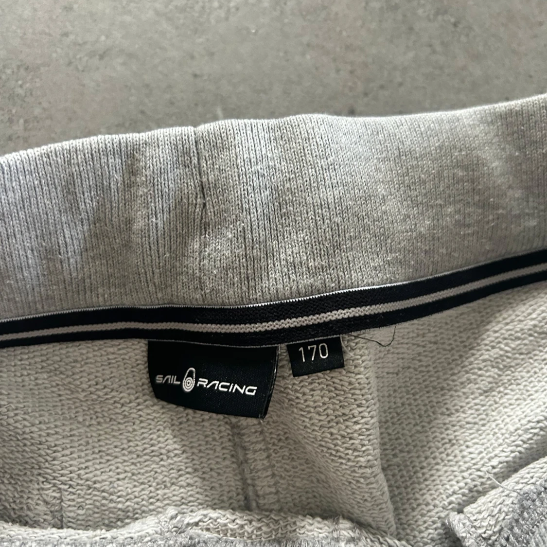 Gråa shorts från Sail Racing - 1