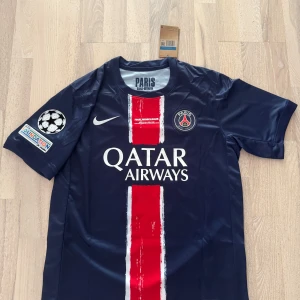 PSG final 24/25 Doue - Helt ny med tagg. Psg final doue. Storlek M. Skriv ifall ni vill ha mer bilder.