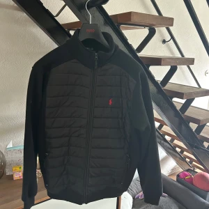 Polo Ralph lauren cardigan  - Ralph Lauren cardigan I bra skick. Legat hemma länge så vill bara få sålt, storlek XL men passar L också. Hör av er! 