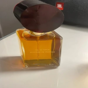 Mystère de Rochas – Vintage Parfymklassiker - Säljer en oöppnad flaska av kultklassikern Mystère de Rochas – en exklusiv och mystisk doft från Rochas Paris. Denna parfym har utgått ur sortimentet och är extremt svår att få tag på idag – perfekt för samlare eller dig som älskar unika, djupa och eleganta dofter.   Helt ny & oöppnad (förseglad flaska) i 50ml  Doftnoter: patchouli, ros, ylang-ylang & amber – varm, feminin och sofistikerad  Rare vintage piece – säljs inte längre i butik!