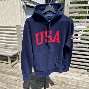 Ralph Lauren hoodie  - En väldigt snygg och unik Ralph lauren hoodie! Skick 8/10. Nypris 2399kr. Mitt pris 599kr! Skriv vid minsta fundering mvh Lysekilsgarderoben! 