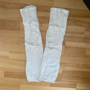 Vita linnebyxor med raka ben - Rätt så slitna som man ser på bilderna. Går att fixa om man kan sy. 