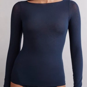 Mörkblå långärmad tröja från Intimissimi - En mörkblå långärmad topp från Intimissimi i storlek S. Modellen är rundad halsringning och tillverkad i mjuk och tunn materialblanding med kashmir som känns skön mot huden. Lite använd men i fint skick. Orginalpris: 489kr🩷