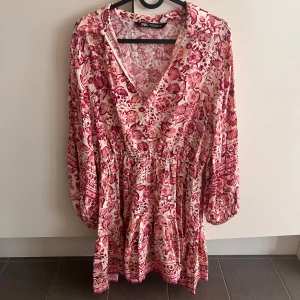 Långärmad klänning från Zara - Supersnygg, passar mig som oftast har XS/S.