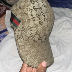 Gucci keps - Jag säljer min Gucci keps. Den är knappt använd och är i mycket bra skick. Hör gärna av er om ni har frågor eller funderingar.