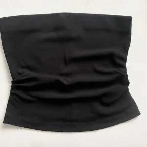 DAY Sherri Jersey Top - Svart topp från DAY Birger & Mikkelsen med en åtsittande passform och rynkning i sidorna