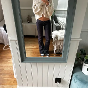 Svarta bootcut jeans med dragkedjor - Säljer ett par svarta g-star jeans som jag sytt om till en bootcut-modell och låg midja. Jeansen har snygga dragkedjor på bakfickorna och sitter tajt upptill med utsvängda ben. Svårt att säga exakt storlek men passar mig som ofta brukar ha W24 L30🩷💕