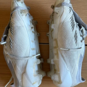 Adidas Predator vita fotbollsskor - Tjena! Säljer ett par vita adidas predator i bra skick!  Dom är endast använda ett par gånger och dom fungerar perfekt! Storlek 44 pris 1700kr