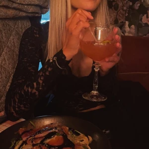 Svart spetsblus med v-ringning - Säljer denna jättefina spetstopp från GinaTricot! Endast använd en gång (när första bilden togs), så tröjan är som ny! Perfekt för fest eller lite finare tillfällen! Köpt för 300kr ❣️