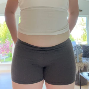 Gråa minishorts  - Grå, korta och tighta shorts från H&M Divided. De är gjorda i mjuk bomull. Inte använda många gånger. Skriv vid frågor❤️❤️