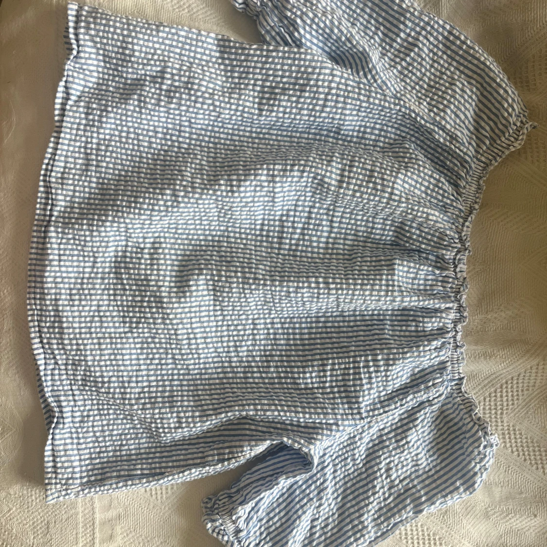 Randig blus med puffärm och knyt - 3